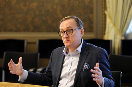 Kazāks: Algu iesaldēšana ministriem būtu simbolisks žests