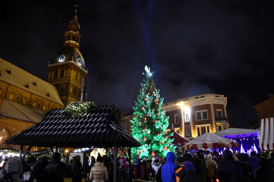 Vairāk nekā 2000 iedzīvotāju piedalās Ziemassvētku egles iedegšanā Rīgā