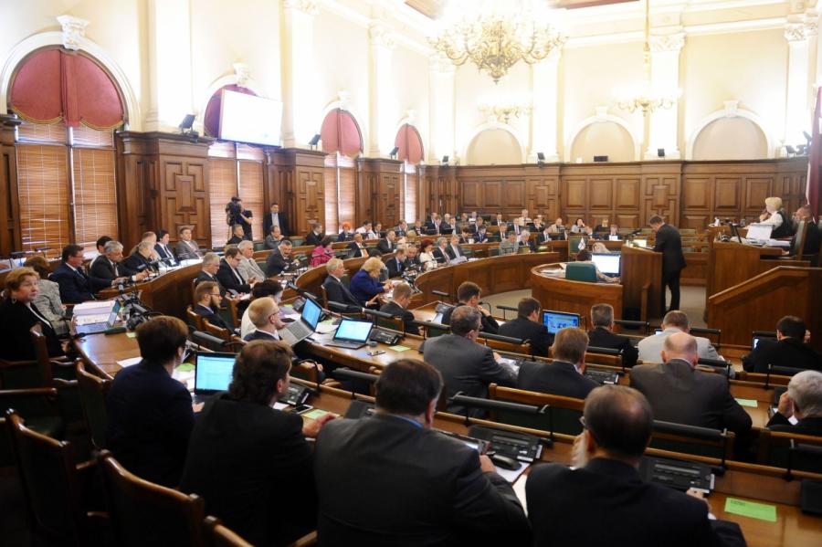 Saeimas darbinieki un parlamenta autobāzē strādājošie novembrī atlīdzībā saņēmuši 488 465 eiro