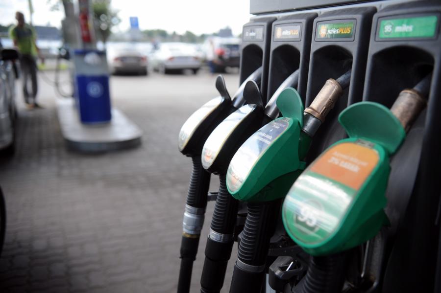 Rīgā benzīna cena aug astoto nedēļu pēc kārtas