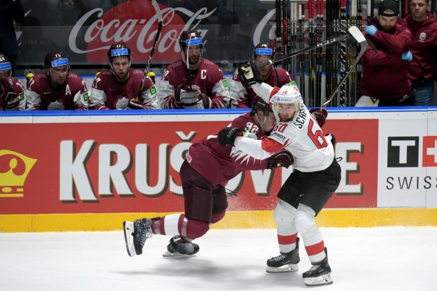 Latvijas hokejisti piedzīvo pēdējo minūšu zaudējumu Šveicei