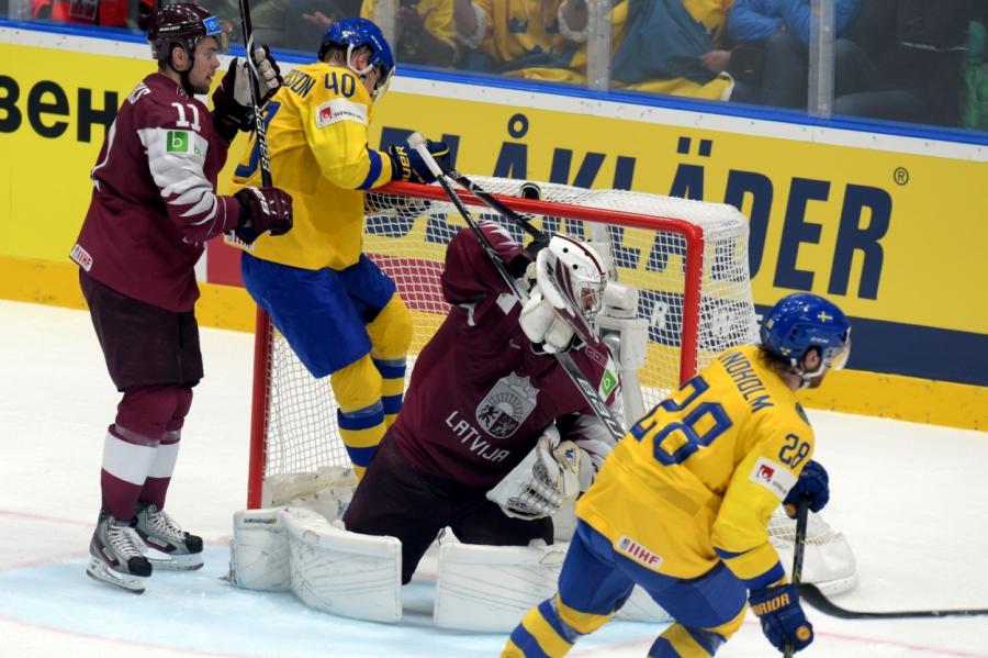 Latvijas hokejisti cienījami zaudē Zviedrijai (video — visus vārtus)