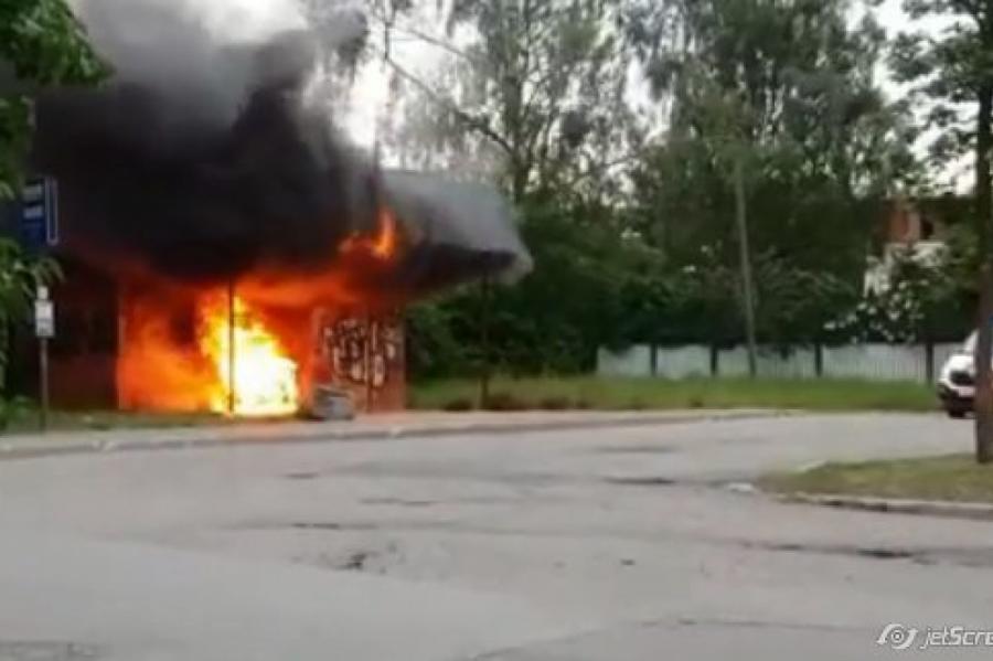 VIDEO. Iespaidīgā ugunsgrēkā sabiedriskā transporta pieturā nodeg motorollers