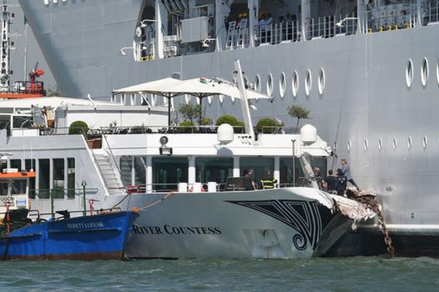 Venēcijā svētdien piestātnē ietriecies kruīza kuģis (+VIDEO)
