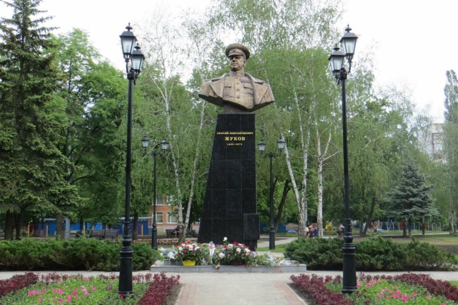 Ukraiņu nacionālisti nogāž pieminekli maršalam Žukovam (VIDEO)