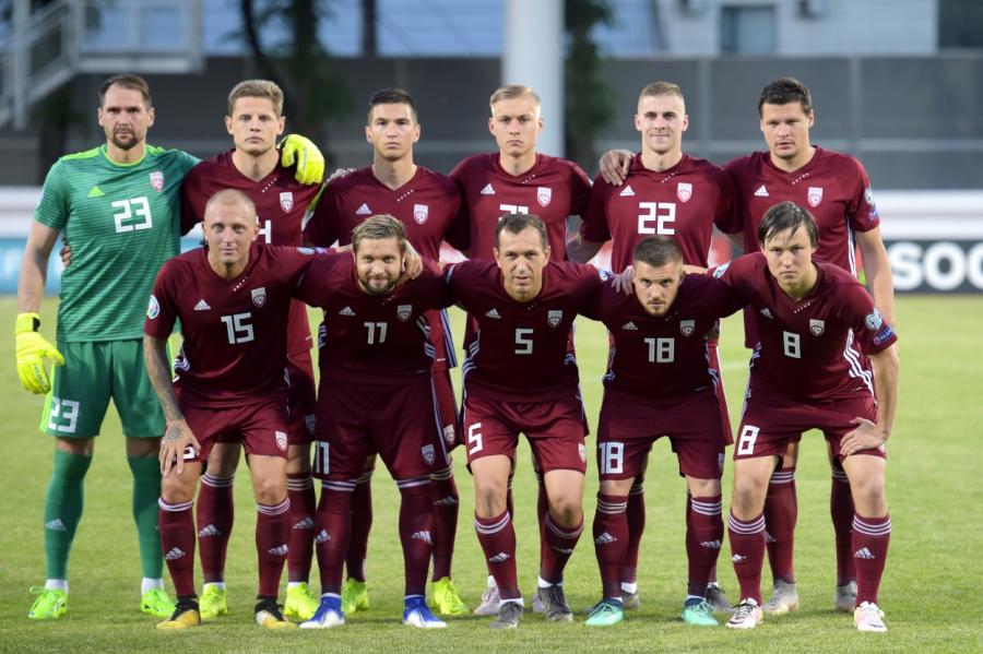 Latvijas futbola izlase FIFA rangā slīd vēl zemāk