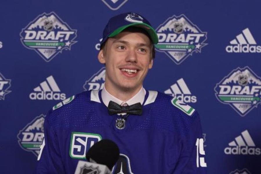 NHL drafta sestajā kārtā «Canucks» izvēlas latviešu vārtsargu Šilovu (+VIDEO)