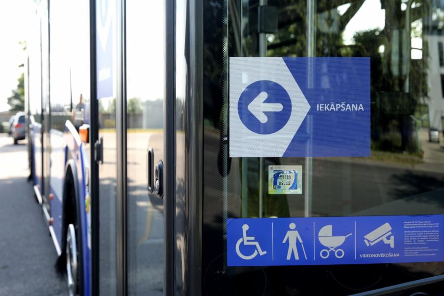 Vairākos maršrutos Rīgā transportā drīkstēs iekāpt tikai pa priekšējām durvīm