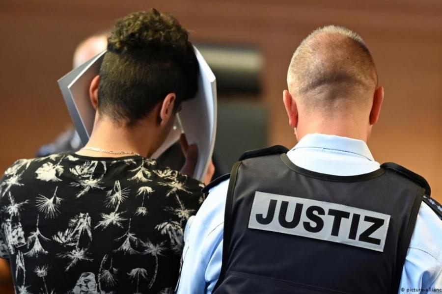 11 vīrieši grupveidā izvarojuši 18 gadus vecu studenti Vācijā. Sākusies tiesa