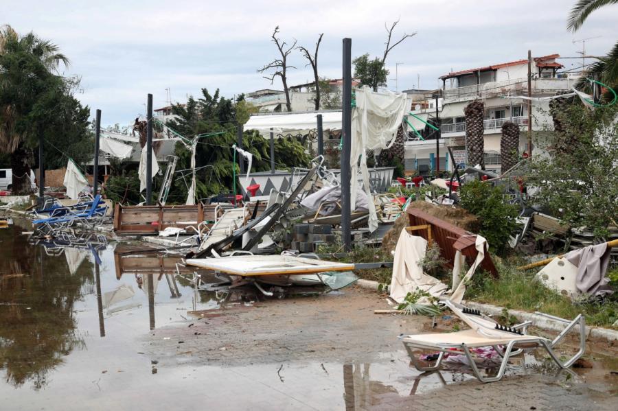 Vētrās Grieķijā gājuši bojā seši cilvēki, tostarp tūristi