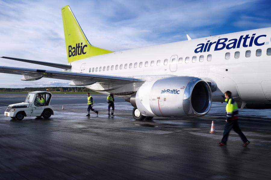 «airBaltic» lidmašīna veikusi avārijas nosēšanos Rīgas lidostā