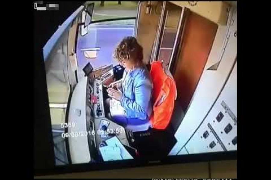 VIDEO. Vadītāja tā spaida tālruni, ka tramvajs noiet no sliedēm