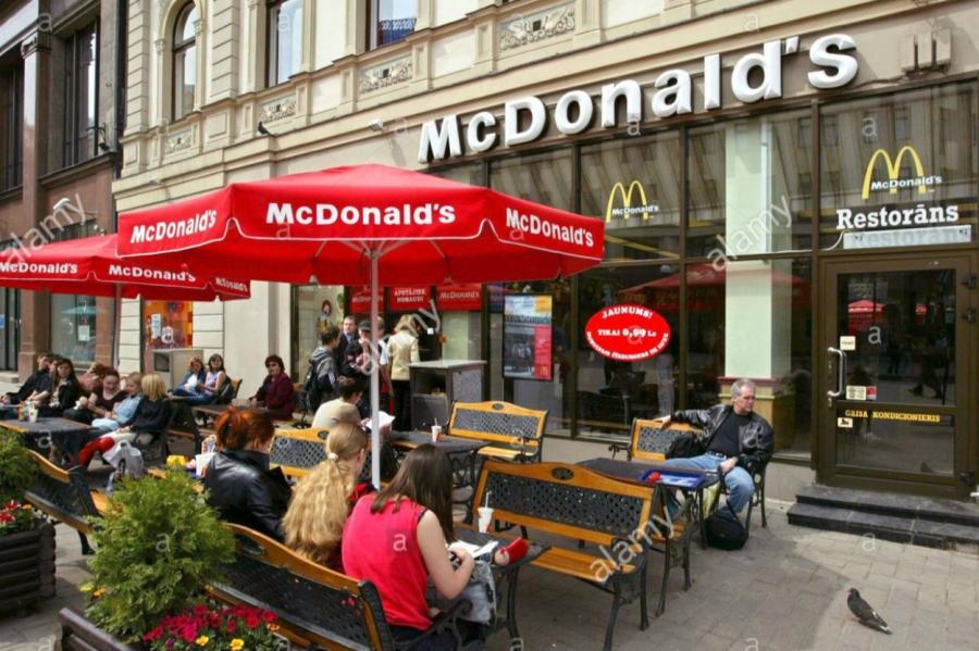 Viltus «McDonald’s» darbinieks Rīgā āzē apmeklētājus, bet nonāk policijā (+FOTO)