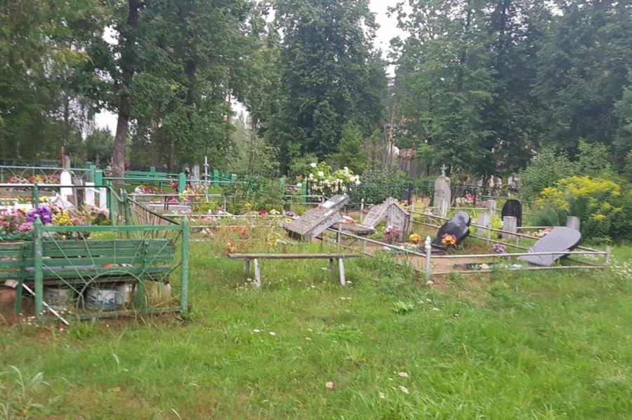 Daugavpils novadā izdemolēti kapi: apgāzti vairāki desmiti pieminekļu