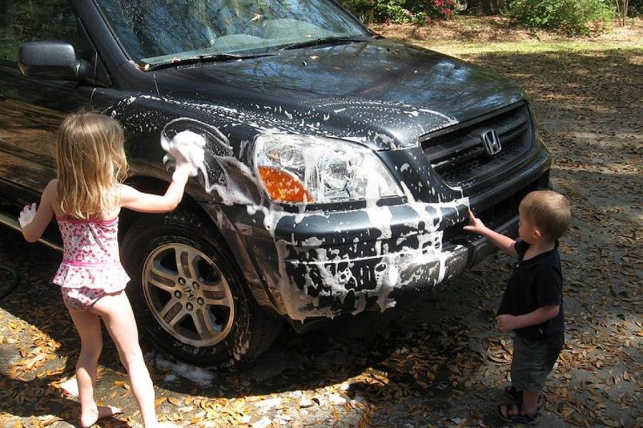 Vai Latvijā ir atļauts mazgāt automašīnu PRIVĀTĀ zemes gabalā?