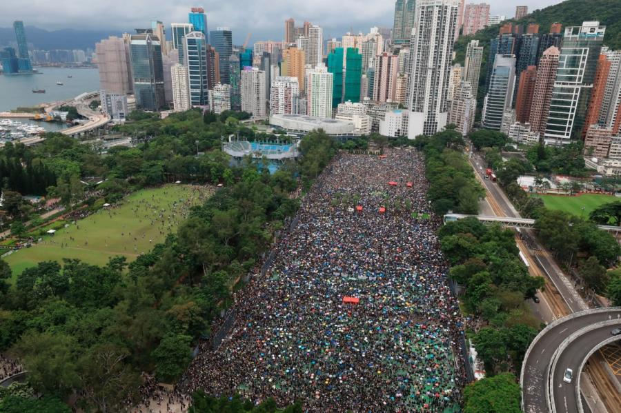 Honkongas ielās izgājuši simtiem tūkstoši cilvēku (+VIDEO)