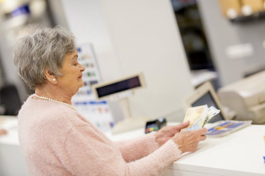 Visi uz «Latvijas Pastu»! Seniori atkal grib pensijas skaidrā naudā