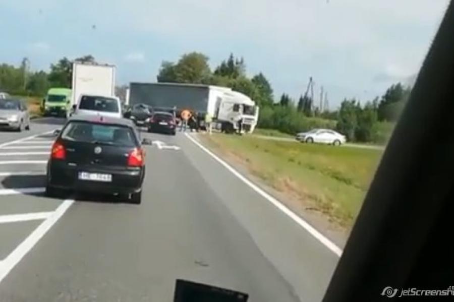 VIDEO. Smaga autoavārija pie Ķekavas — vadītājs esot iesprostots auto