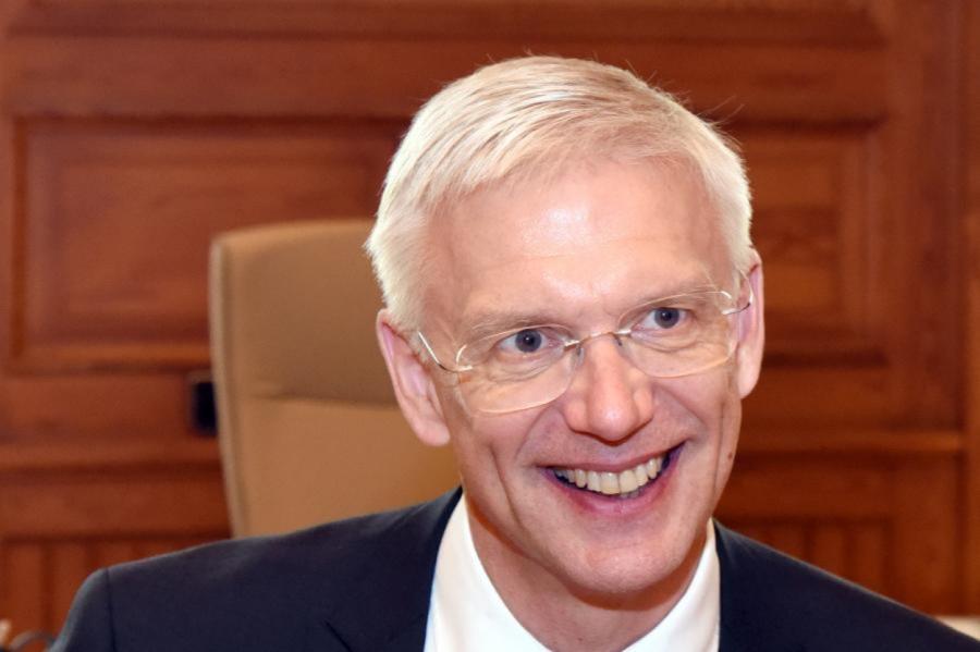 Kariņš: «Naudas ir tik daudz kā nekad nav bijis, ļoti daudz naudas!»