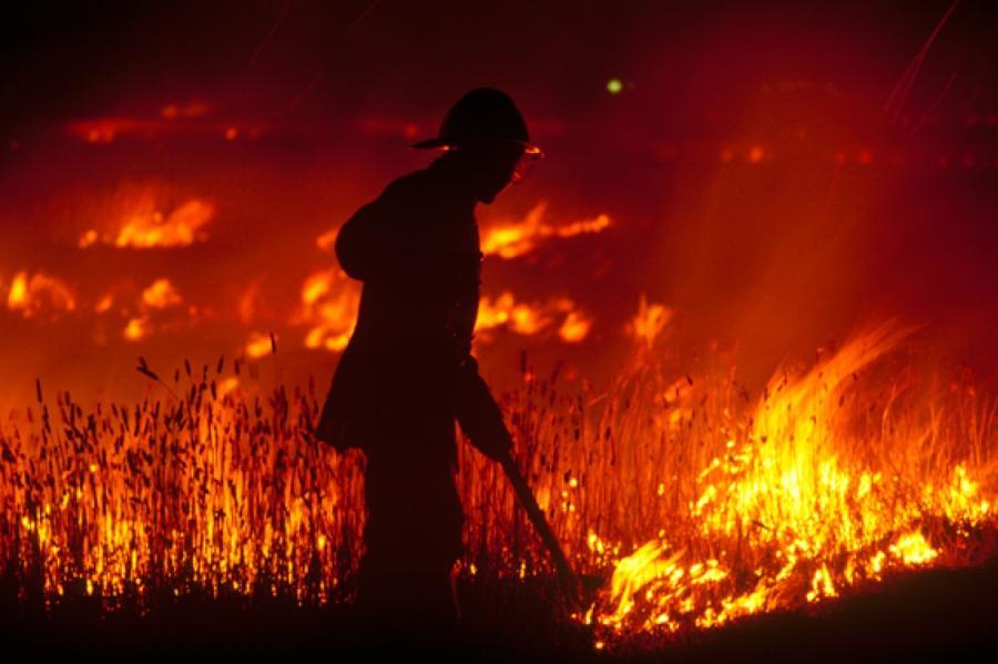 Austrālijā simtiem cilvēku bēg no krūmāju ugunsgrēkiem