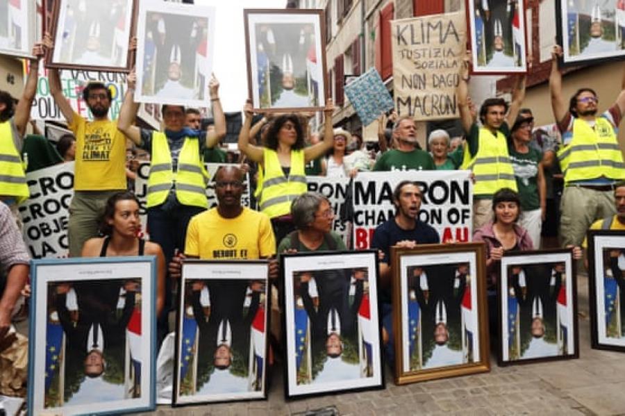 Trakā pasaule: Francijā aktīvistus tiesā par Makrona portretu zādzību