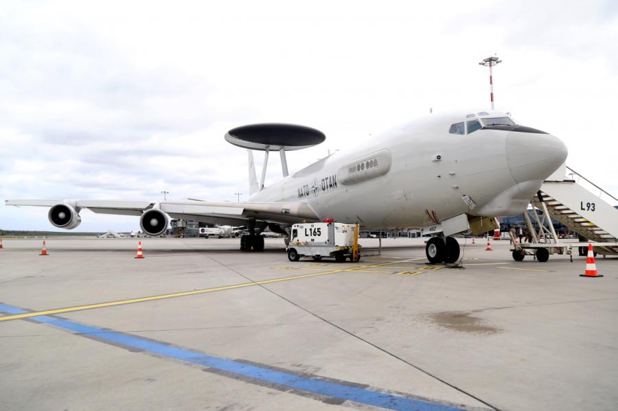 Rīgā nolaidusies NATO agrīnās brīdināšanas un kontroles lidmašīna (+FOTO)