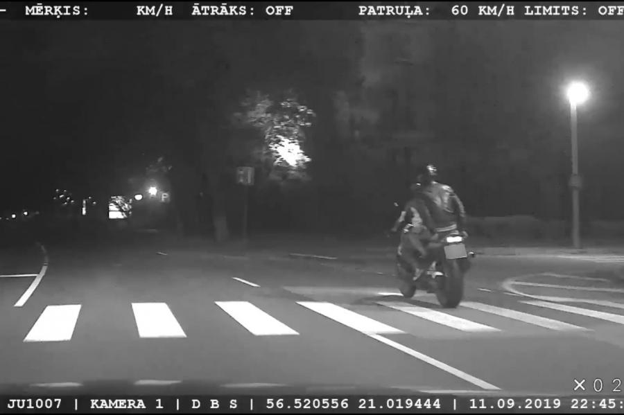VIDEO. Bez tiesībām un reibumā — motociklists metas bēgt no policijas