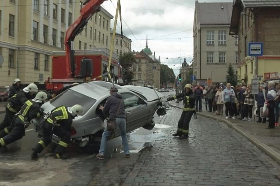 BMW iespaidīgi avarē Rīgas centrā, taranējot barjeras (+VIDEO)