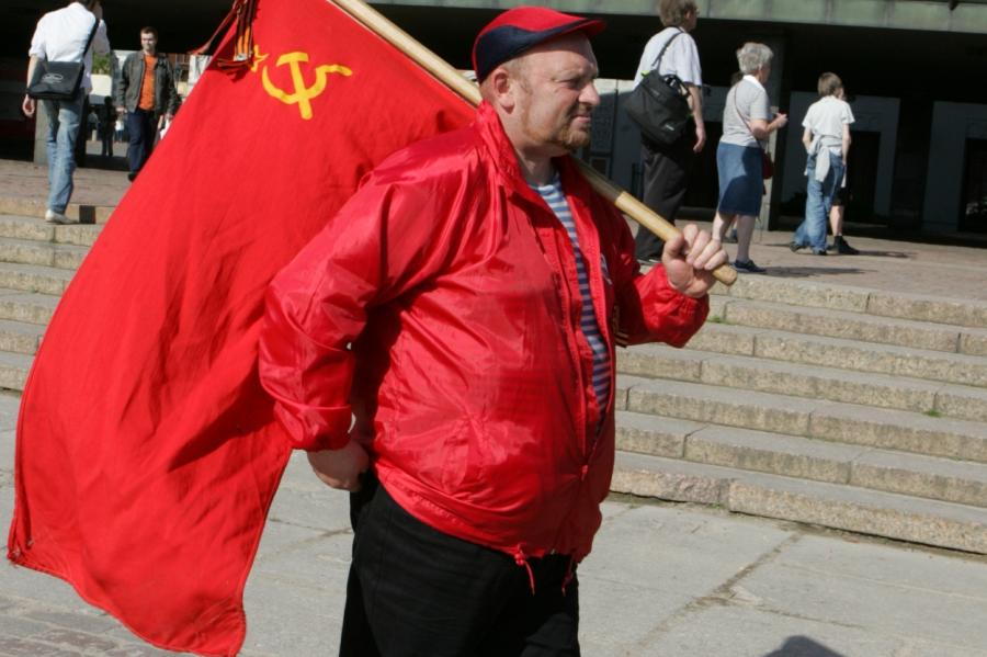 PSRS karogs 9.maija svinībās — kādi sodi šogad piemēroti?