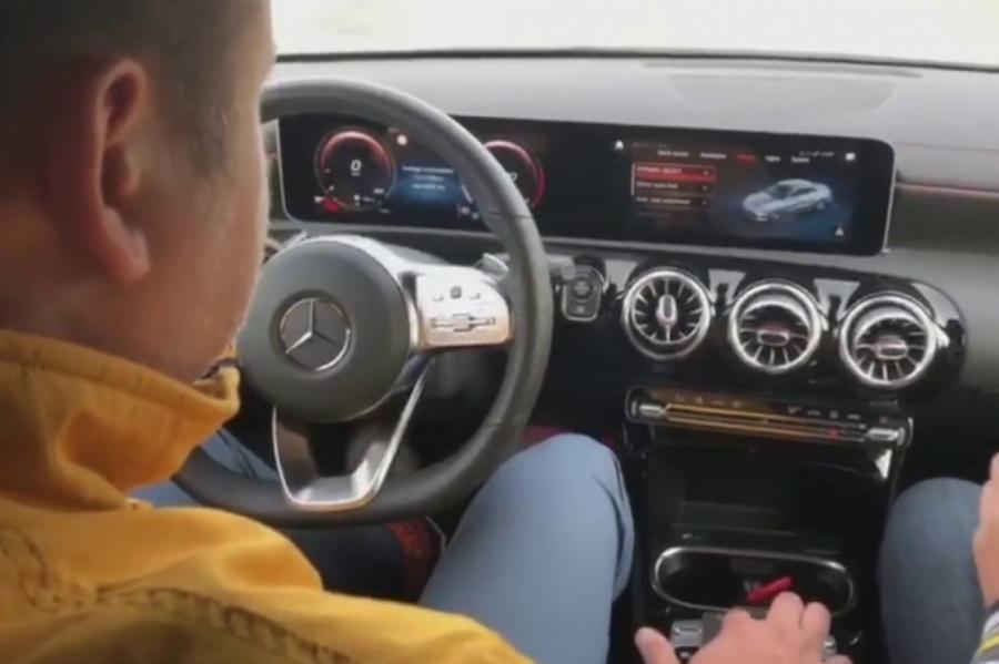 VIDEO. Divi vīri 3 minūtes nopūlas, lai iedarbinātu mūsdienu «Mercedes»