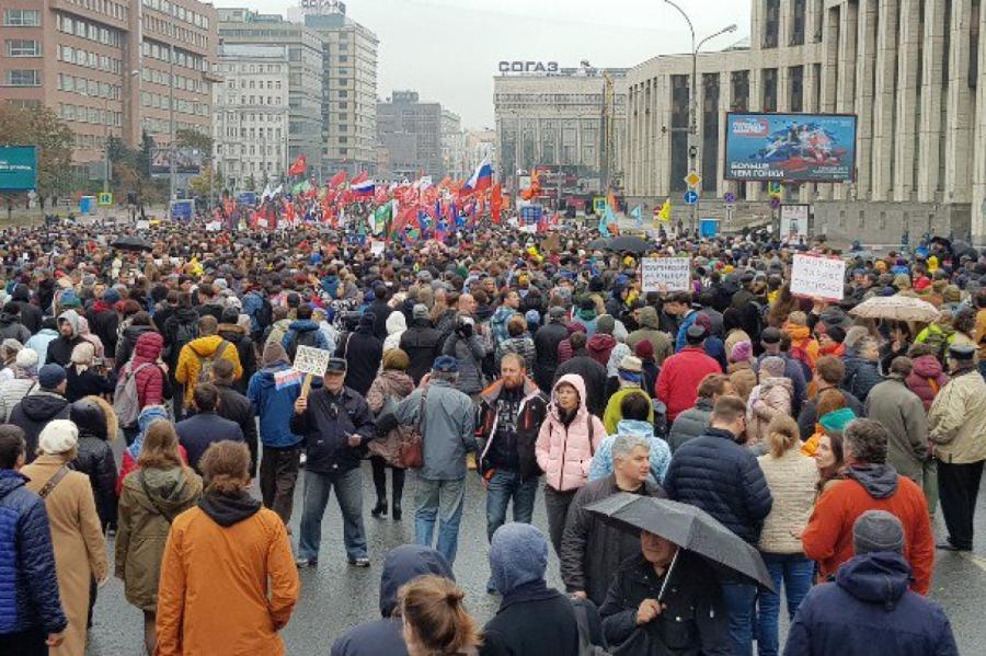Tūkstošiem cilvēku Maskavā pieprasa atbrīvot aizturētos protestētājus (+VIDEO)