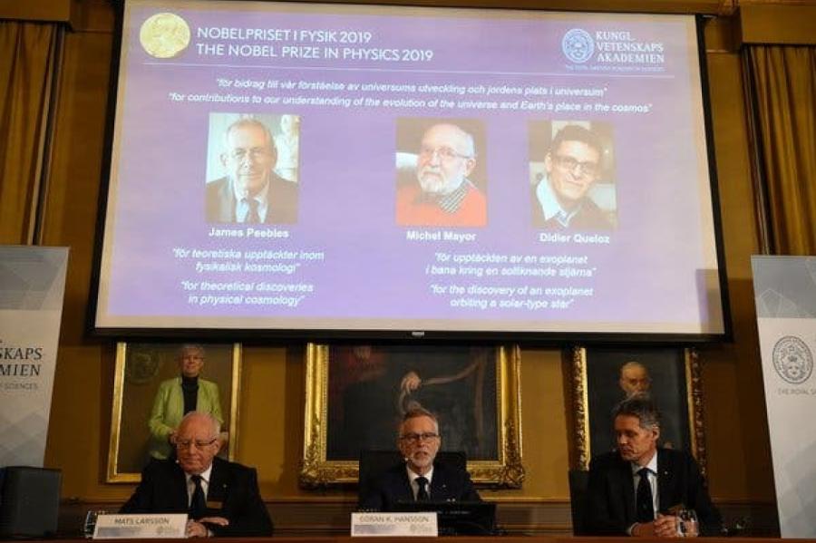 Nobela prēmiju fizikā sadala trīs zinātnieki - par atklājumiem kosmoloģijā