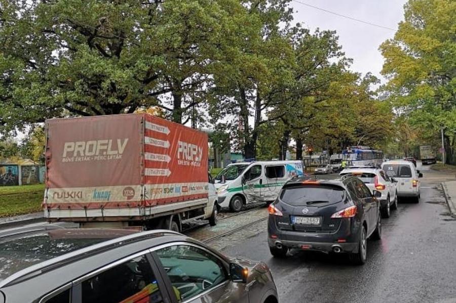 Rīgas centrā šorīt avarējis pašvaldības policijas mikroautobuss (+VIDEO)