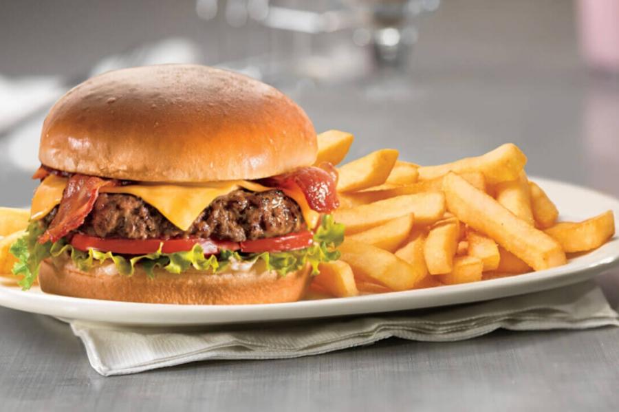 5 mīti par burgeriem, un vai tie ir sliktāki par karbonādi? Skaidro speciāliste
