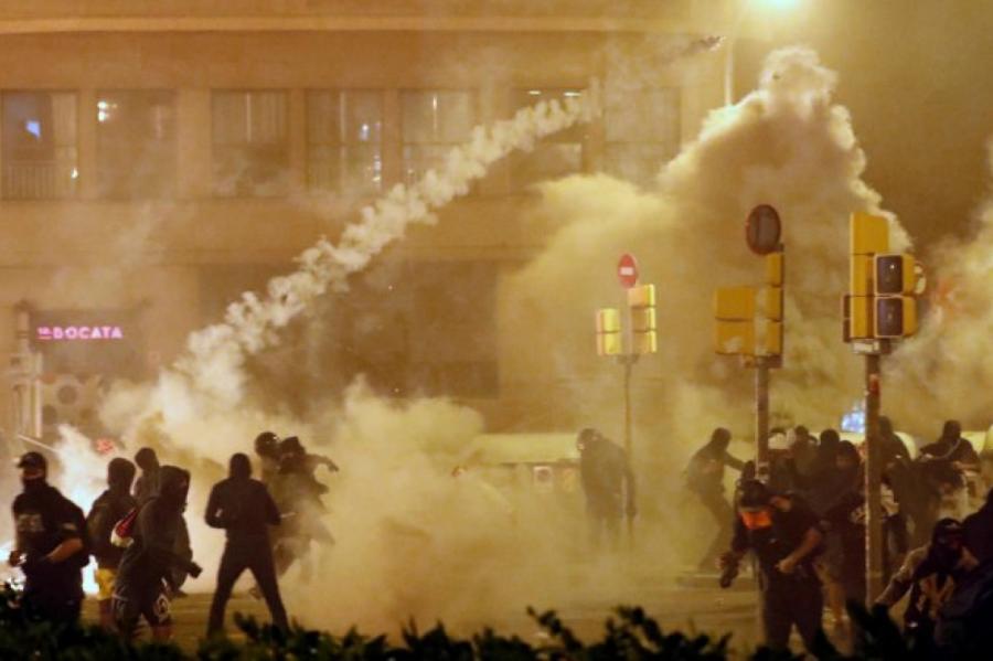 Barselonas protestos sākusies vardarbīgu sadursmju eskalācija