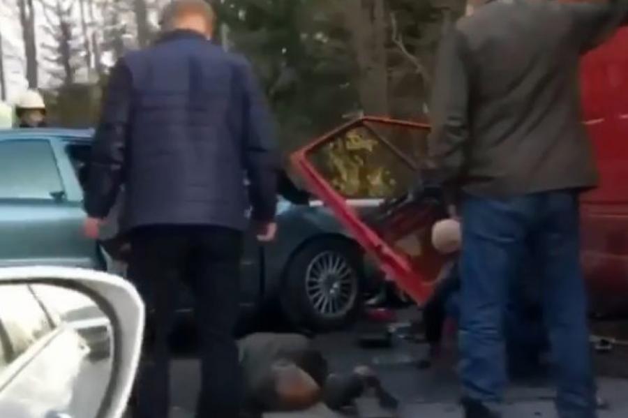 VIDEO. Notikusi ārkārtīgi smaga autoavārija uz Liepājas šosejas