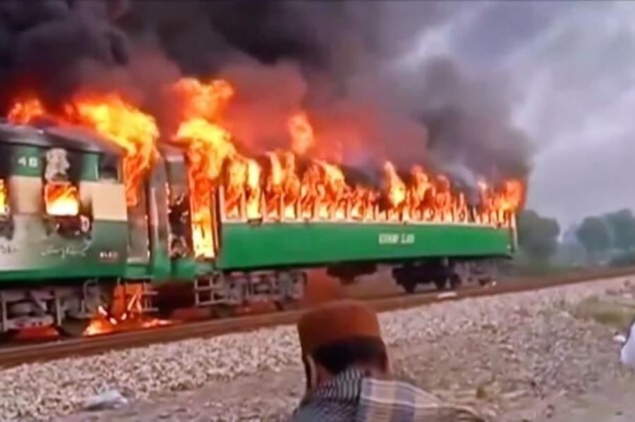 Traģēdija Pakistānā - vilciena ugunsgrēkā gājis bojā vismaz 71 cilvēks