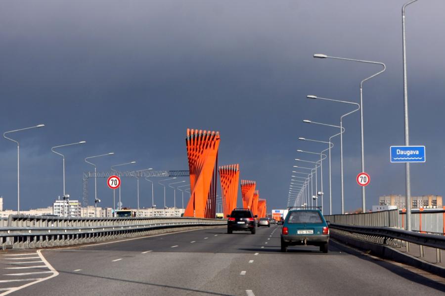 Uz Dienvidu tilta no pirmdienas tiek samazināts atļautais braukšanas ātrums