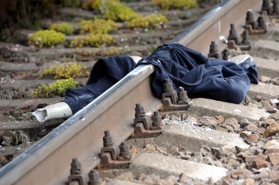 Elektroskūtera braucējs Rīgā mirst, pakļūstot zem vilciena (+VIDEO)