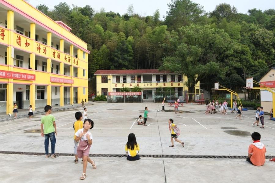 Šausmas bērnudārzā Ķīnā: Ķīmiskā uzbrukumā ievainots 51 bērns