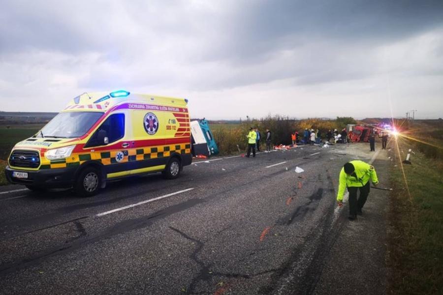 Traģēdija Slovākijā: Autobuss ietriecas kravas automašīnā; daudz bojāgājušo