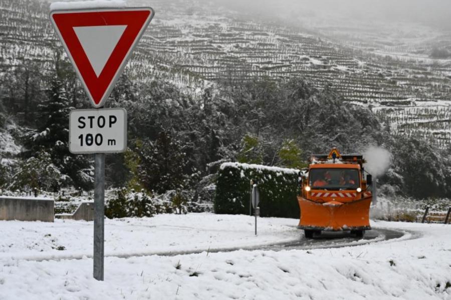Šaušalīgs sniegputenis Francijā: ir bojāgājušais, 300 000 mājas bez elektrības
