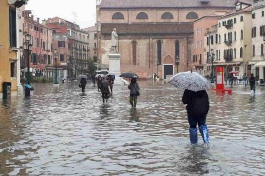 Plūdi Venēcijā turpinās; jau trešo reizi šonedēļ slēgts Svētā Marka laukums