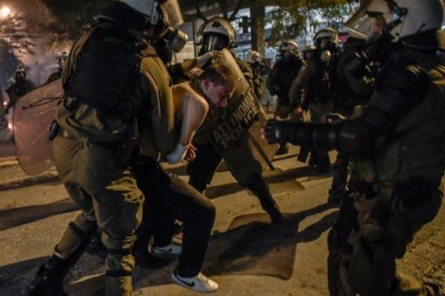 Pamatīgas nekārtības Grieķijā - ielās iziet tūkstošiem studenti