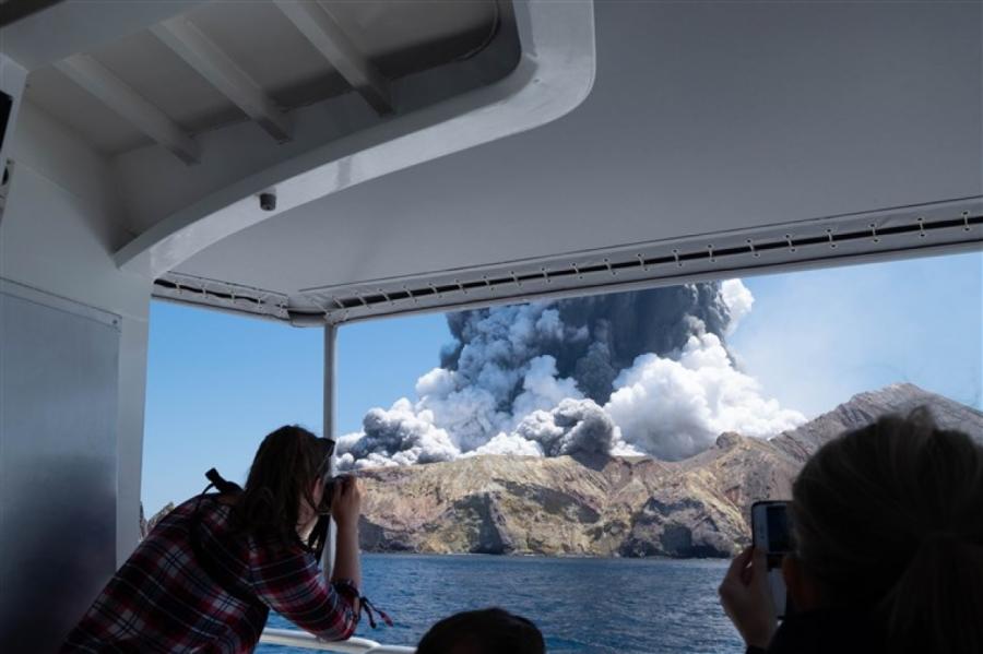 Noticis nāvi nesošs vulkāna izvirdums tūristu iecienītajā Vaita salā (+VIDEO)