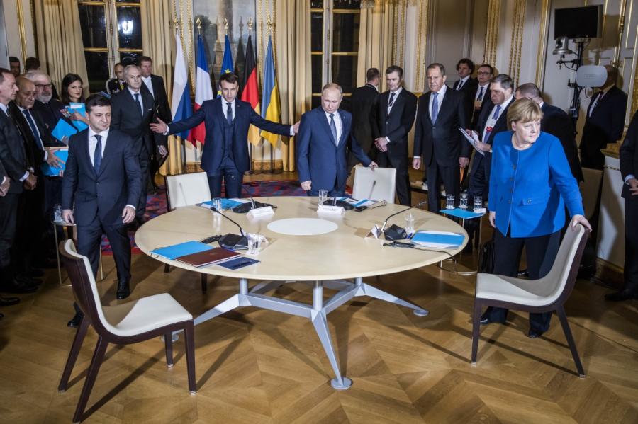 Putins un Zelenskis pirmo reizi tikušies divpusējās sarunās (+VIDEO)