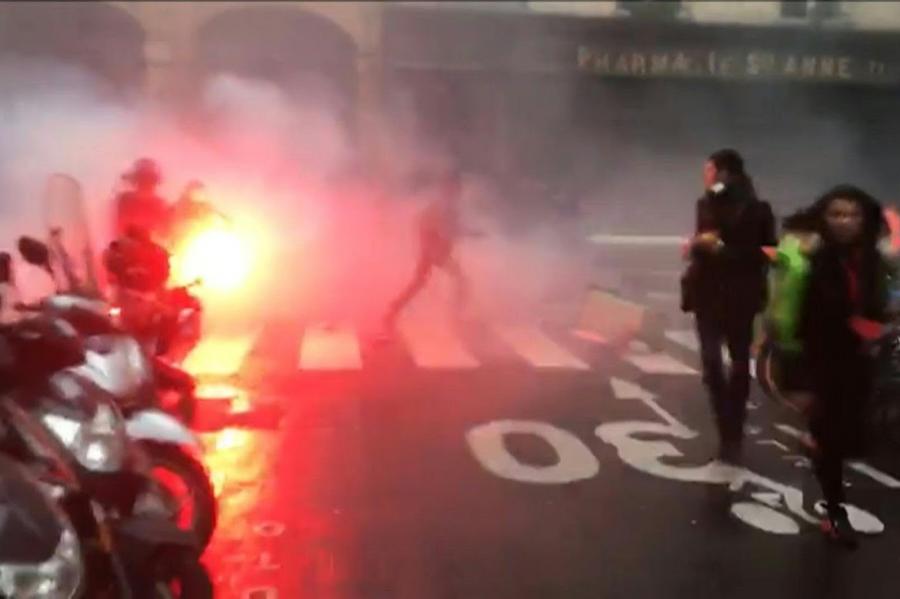 Francijas policija pret protestētājiem Parīzē izmantojusi asaru gāzi