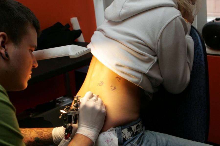 Ieviesīs jaunus higiēnas standartus tetovēšanas un pīrsinga pakalpojumiem