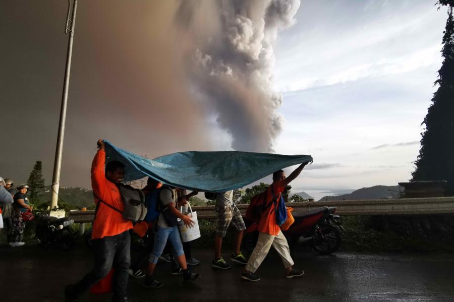 Vulkāna aktivitātes dēļ Filipīnās evakuēti tūkstošiem cilvēku