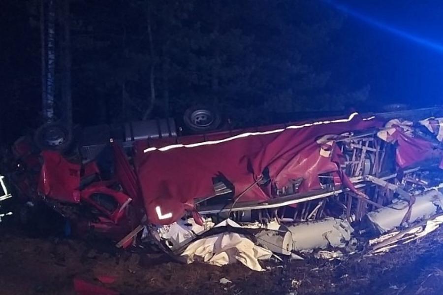 Traģiska 4 auto sadursme; apgāzusies kravas mašīna, ir bojā gājušais (+VIDEO)